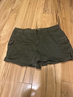 Size 11/12 97% cotton 3% spandex hunter green shorts